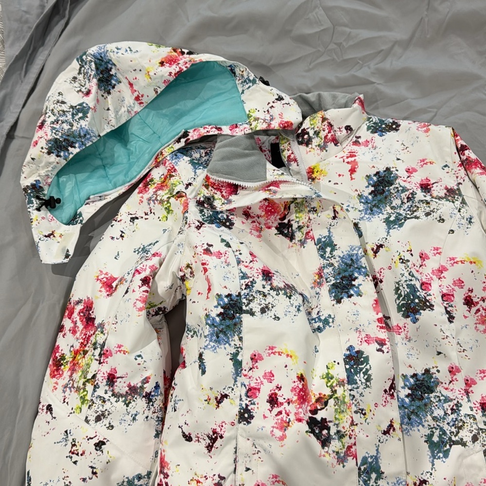 Women’s Ski Jacket with removable hood. - Picture 3 of 8